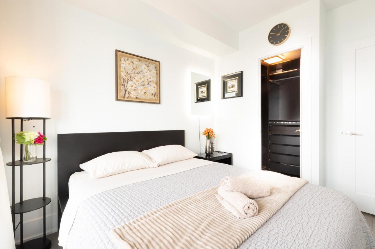 Bright Condo In The Heart Of Toronto Exterior photo